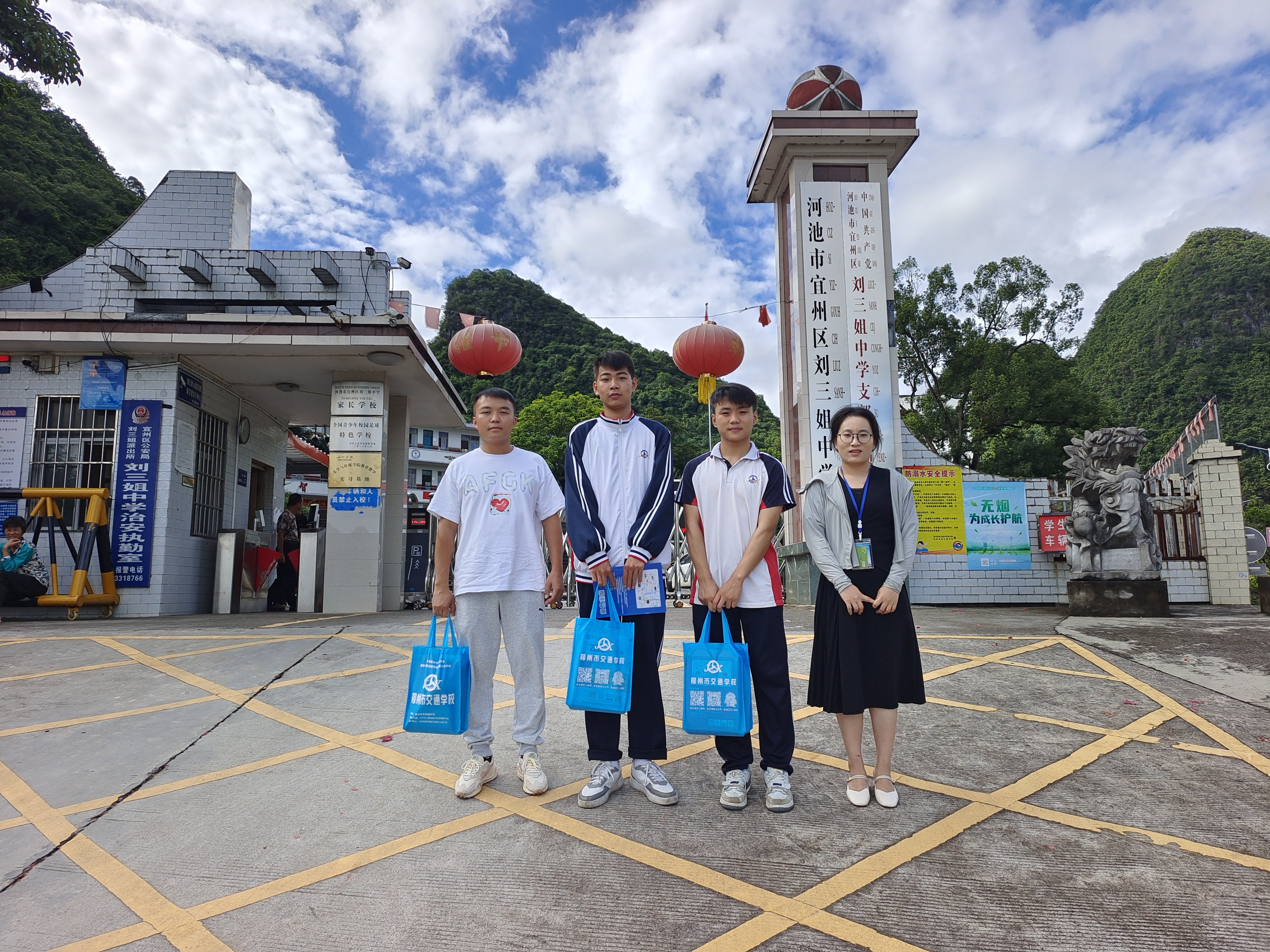 400全讯白菜网师生深入各中学开展职教宣传